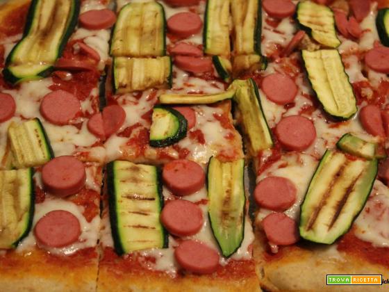 Pizza semintegrale con zucchine, mozzarella e wurstel