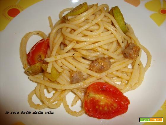 Spaghetti con zucchine,pomodorini e salsiccia