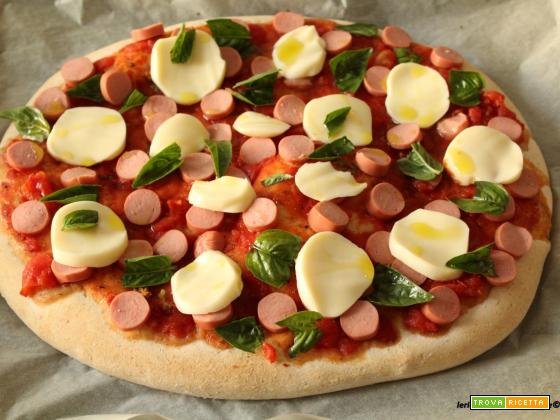 Pizza con wurstel, pomodoro, scamorza e lievito madre