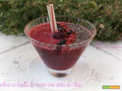 Smoothie ai frutti di bosco con semi di chia