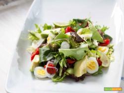 Misticanza con avocado e uova di quaglia: un inno alla creatività culinaria 