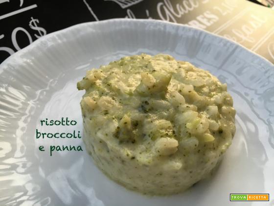Gustoso risotto verde con broccoli e panna