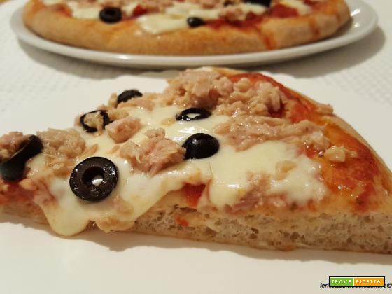 Pizza semintegrale con tonno, olive e mozzarella