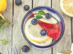 Acqua aromatizzata ai frutti di bosco e limone: un toccasana antinfiammatorio e dissetante