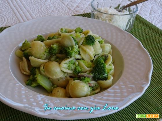 Orecchiette con broccoli e acciughe