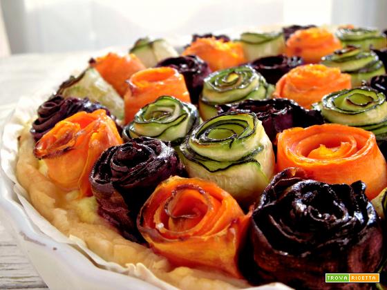 Torta salata con rose di carote e zucchine