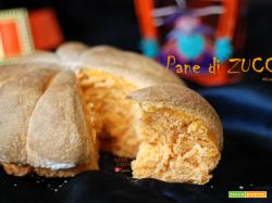 Pane di zucca per la tavola di Halloween