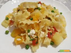 Pasta reginette con zucca, patate, pisellini, pomodori e quartirolo