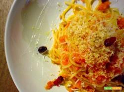 Spaghetti con crema di carote e mirtilli rossi