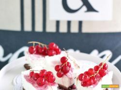 Mini cheesecake allo yogurt con gelatina di ribes
