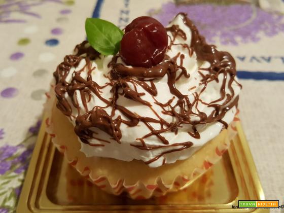 Muffin o cupcake con latte di cocco e cuore di amarene, senza grassi