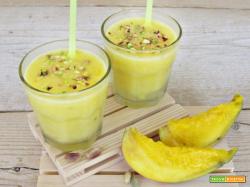 Smoothie al mango, cardamomo e pistacchi: una deliziosa colazione o merenda
