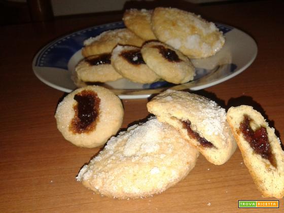 Biscotti ripieni di confettura di mele cotogne