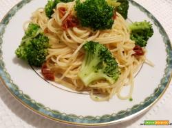 Spaghetti con broccoli e pomodori secchi sott'olio