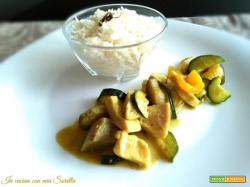 Bocconcini di pollo e verdure al curry con riso basmati