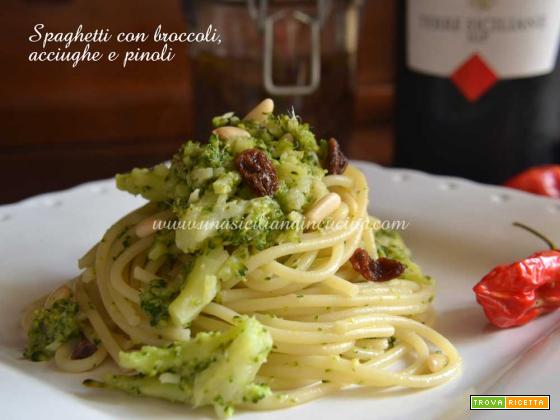 Spaghetti broccoli, acciughe e pinoli
