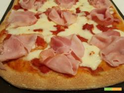 Pizza semintegrale con prosciutto, mozzarella e lievito madre