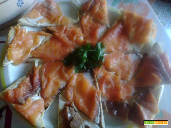 Crostoni salmone, robiola