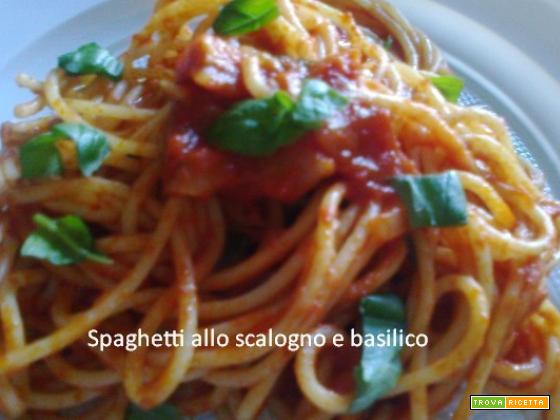 Spaghetti allo scalogno e basilico