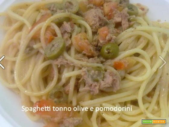 Spaghetti tonno, olive, pomodorini