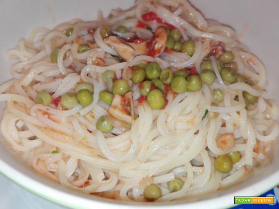 Zuppa di noodles con seppia e piselli