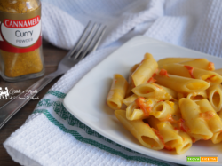 Penne con peperoni nella salsa al curry