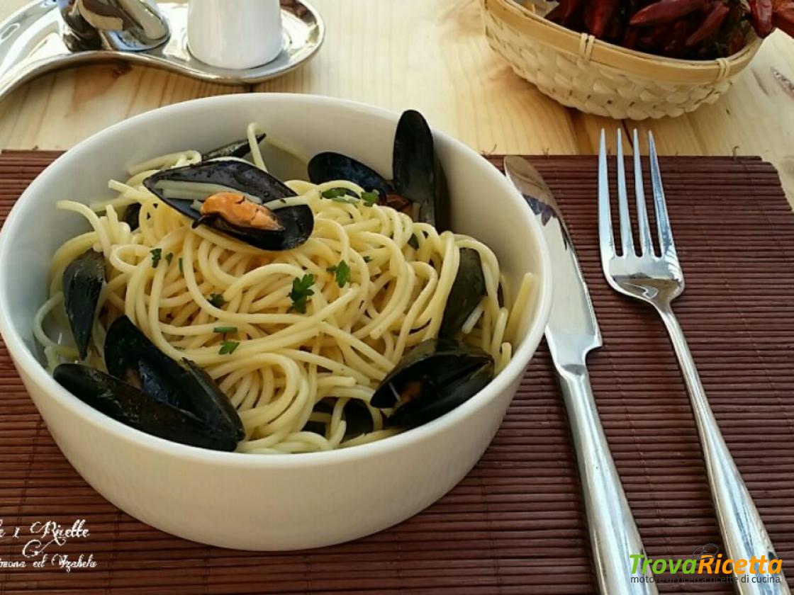 Spaghetti Aglio Olio Peperoncino E Cozze Nere Ricetta Trovaricetta Com