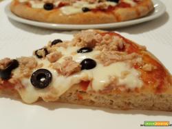 Pizza con tonno, mozzarella, olive e lievito madre