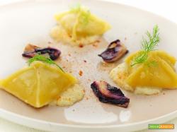 ravioli con salsa di finocchio e radicchio marinato