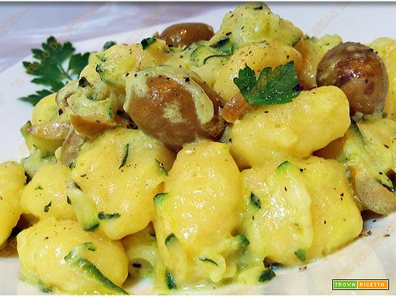 Gnocchi di patate con crema di zucchine olive e curcuma