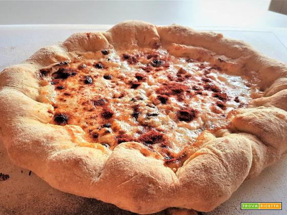 Pizza alla paprika affumicata con cornicione ripieno
