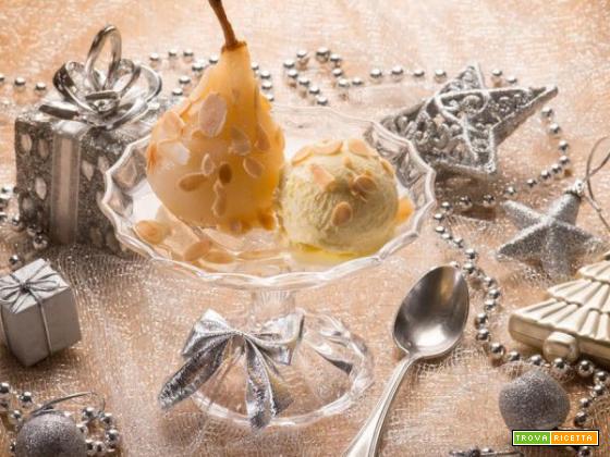 Pere cotte con mandorle e con gelato alla crema: il gustoso dessert semplice ed elegante allo stesso tempo