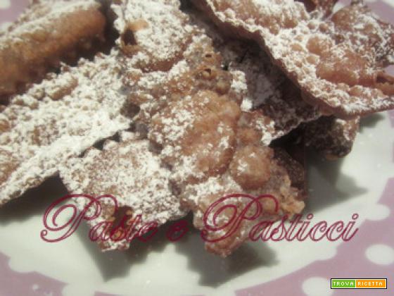 Chiacchiere fritte con cacao.