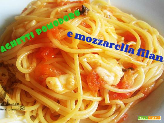 Spaghetti pomodoro e mozzarella