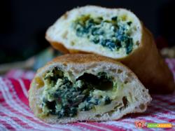 Calzoni ripieni fritti con broccoli e ricotta