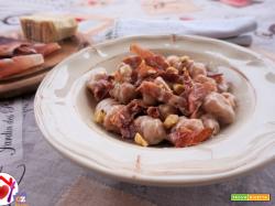 Gnocchi con crema al taleggio, speck e nocciole