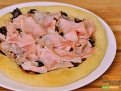 Pizza bianca con radicchio e prosciutto