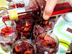 Ciliegie allo cherry sotto vetro