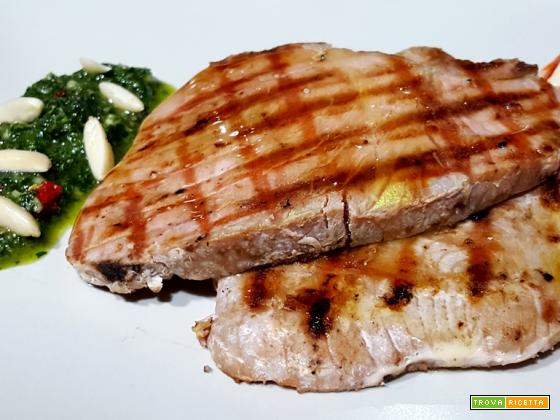 Filetti di tonno grigliati con salsa di prezzemolo e peperone