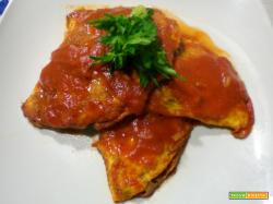 Mezze lune di frittata con mortadella al sugo