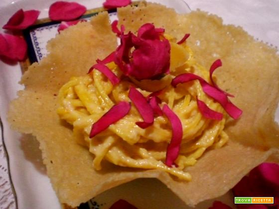 Spaghetti alla chitarra ai petali di rosa in cesto di grana