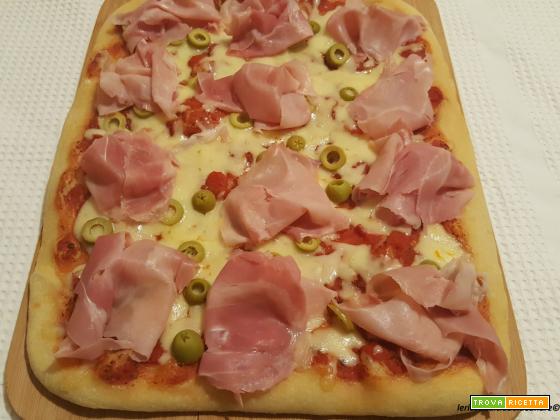 Pizza con semola di grano duro, emmental, olive, prosciutto e lievito madre