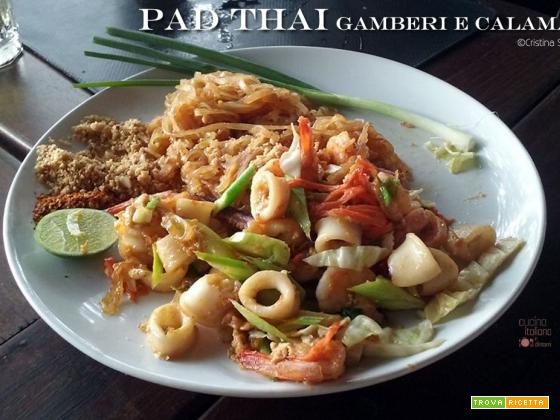 Pad Thai di gamberi e calamari, ricetta originale thailandese