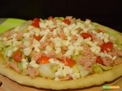 Pizza con tonno, insalata e pomodorini