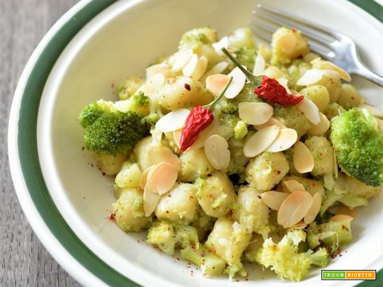 Gnocchetti di semola al curry con broccoli piccanti