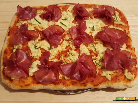 Pizza con salsa di peperoncini piccanti, crema di carciofi e bresaola