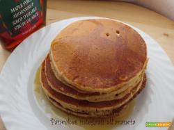 Pancakes integrali all’arancia con sciroppo d’acero