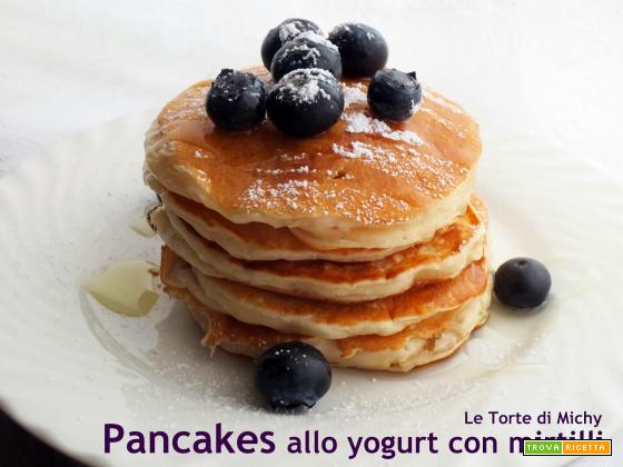 Pancakes senza uova allo yogurt e mirtilli