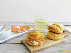 Piatto british: scones salati con salmone e infuso allo zenzero e limone