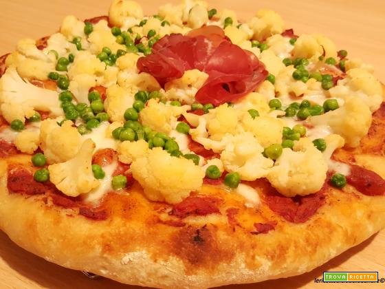 Pizza a lunga lievitazione con cavolfiore, pisellini, mozzarella, bresaola e lievito madre